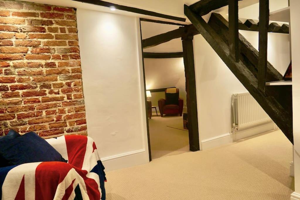 Epic Location, Views & Large Private Terrace Apartment *