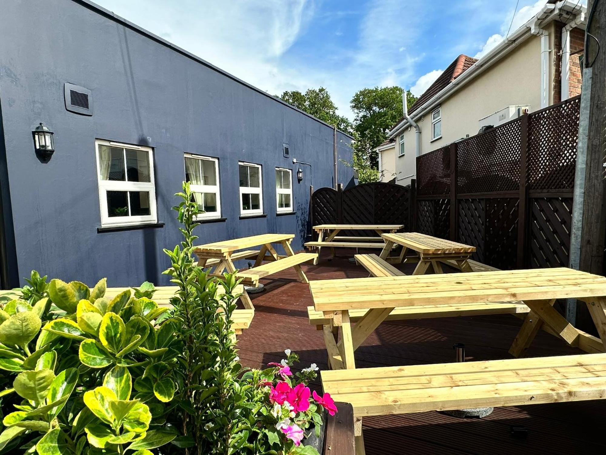 Hotel The Pub & With Onsite Free Parking 2 Minutes From Legoland 3*