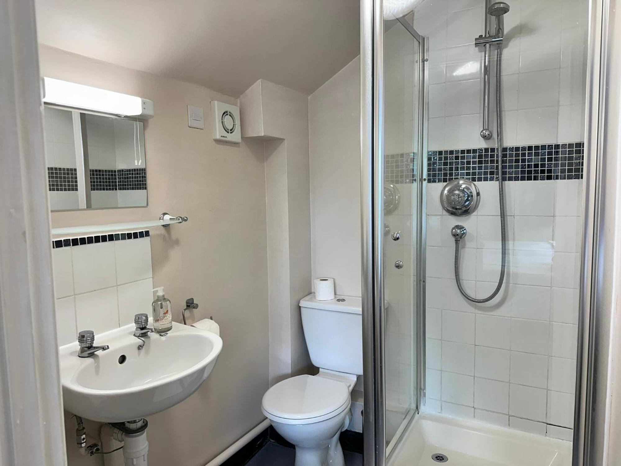 The Pub & With Onsite Free Parking 2 Minutes From Legoland Hotel