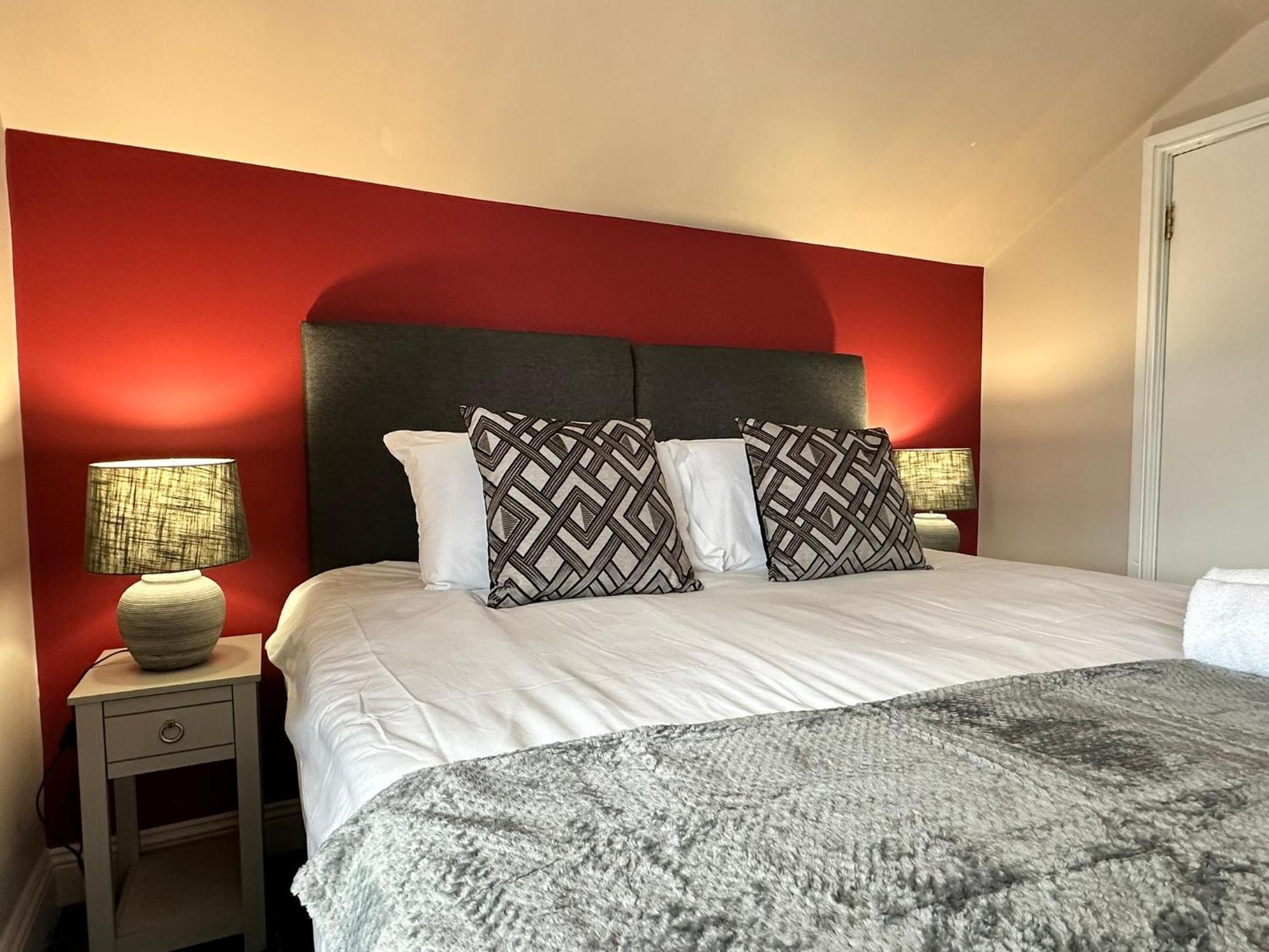 The Pub & With Onsite Free Parking 2 Minutes From Legoland Windsor