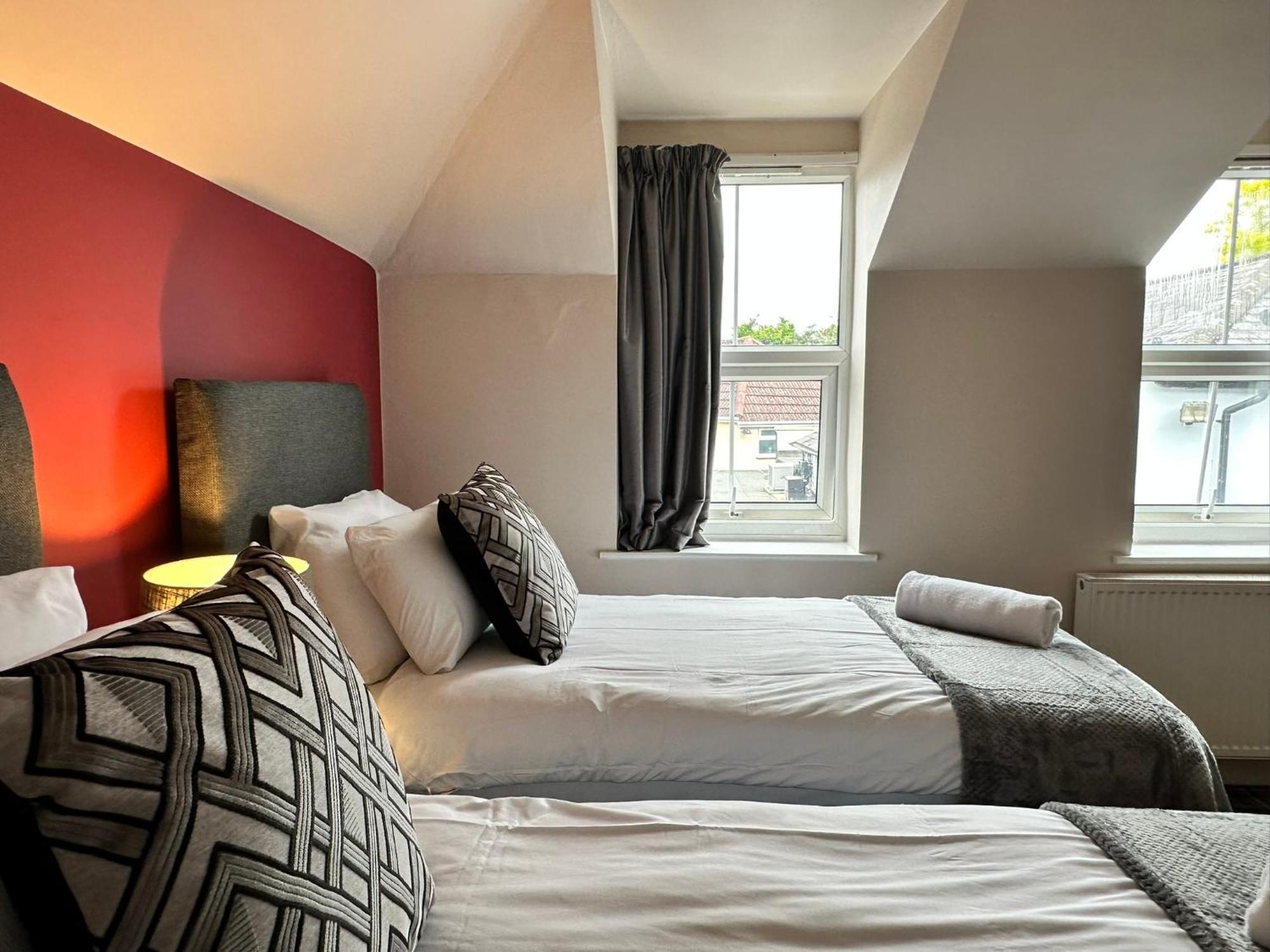 The Pub & With Onsite Free Parking 2 Minutes From Legoland Hotel 3*