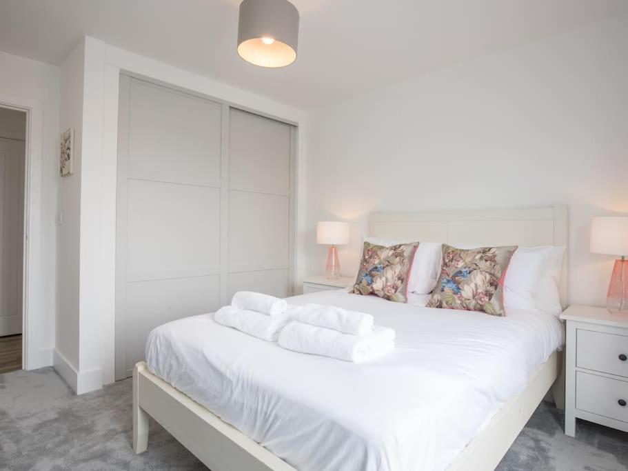Entr - Modern In Apartment Windsor