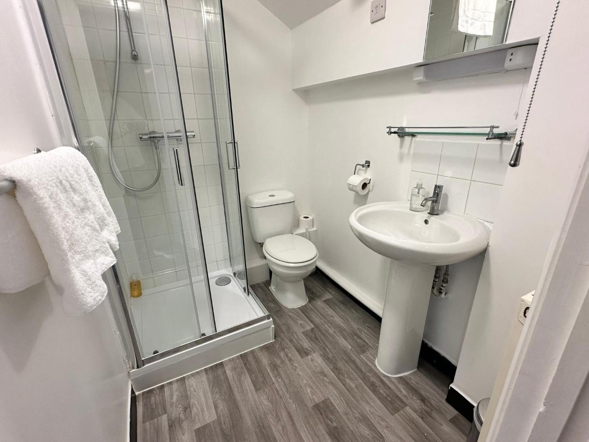 The Pub & With Onsite Free Parking 2 Minutes From Legoland Windsor