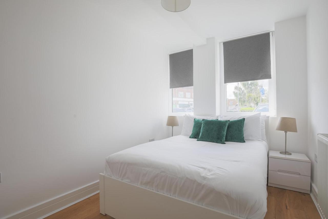 Entr - Modern In Apartment Windsor