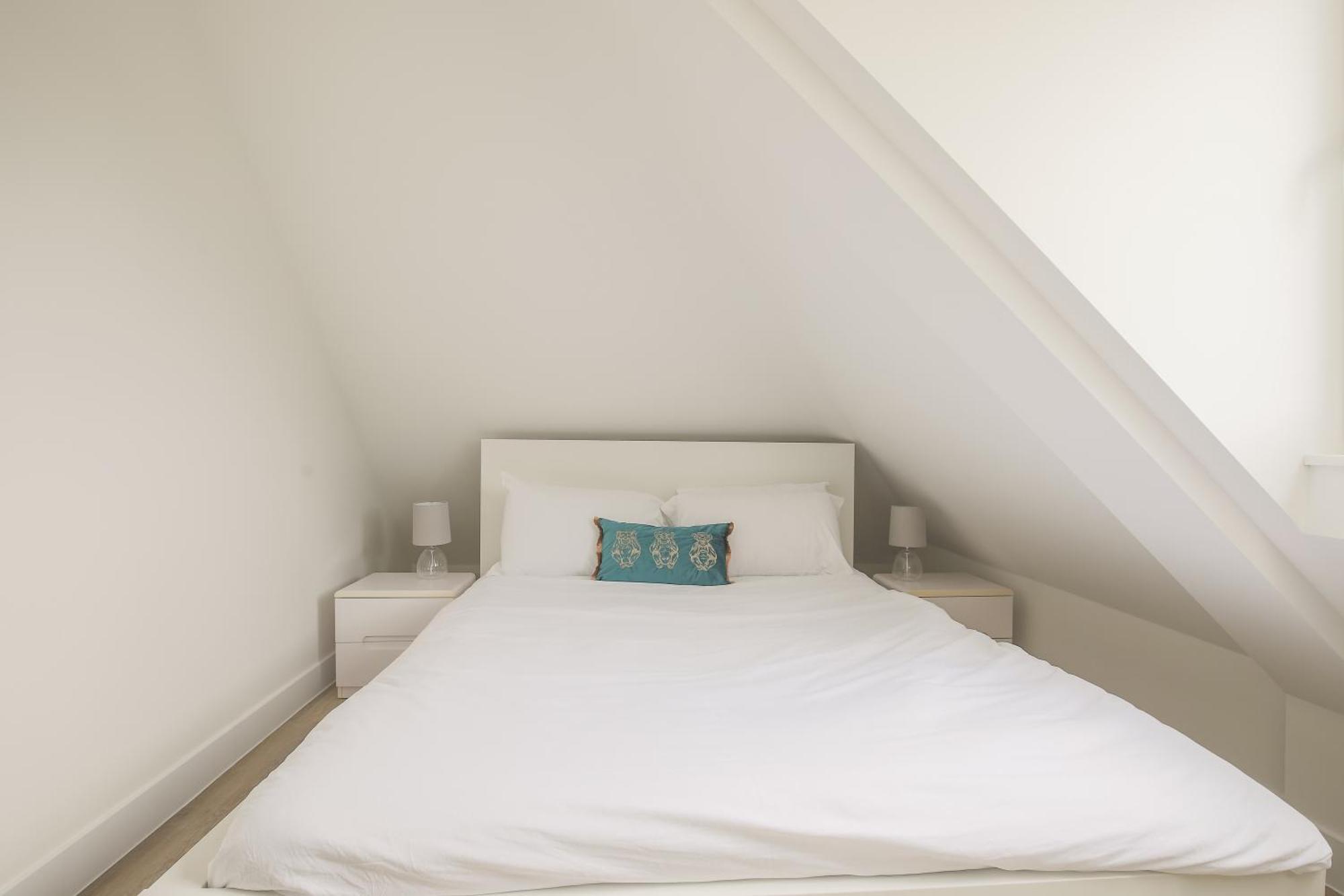 Apartment Entr - Modern In Windsor