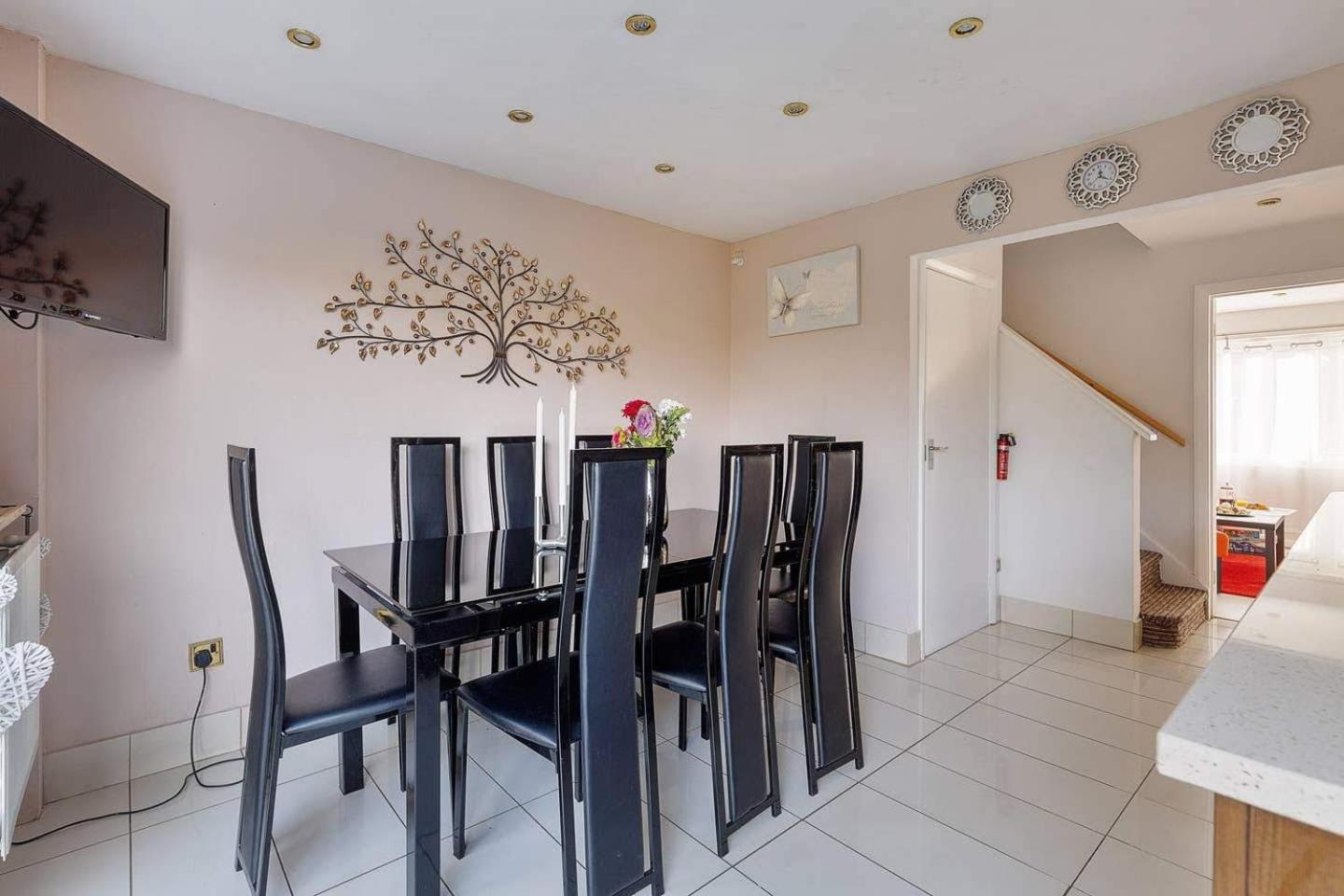 Apartment Three Bedroom In A Great Location *