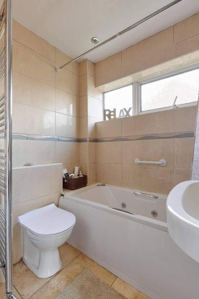 Three Bedroom In A Great Location Apartment Windsor