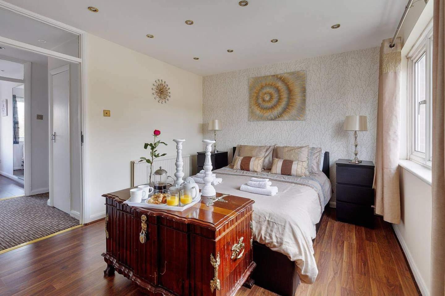 Apartment Three Bedroom In A Great Location *