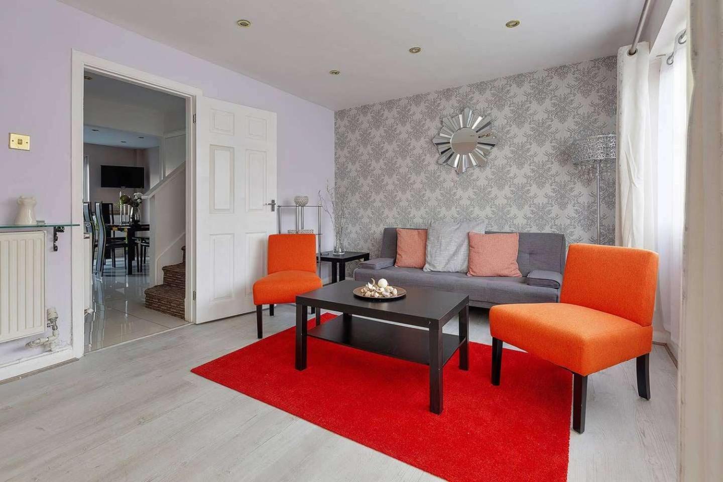 Three Bedroom In A Great Location Apartment