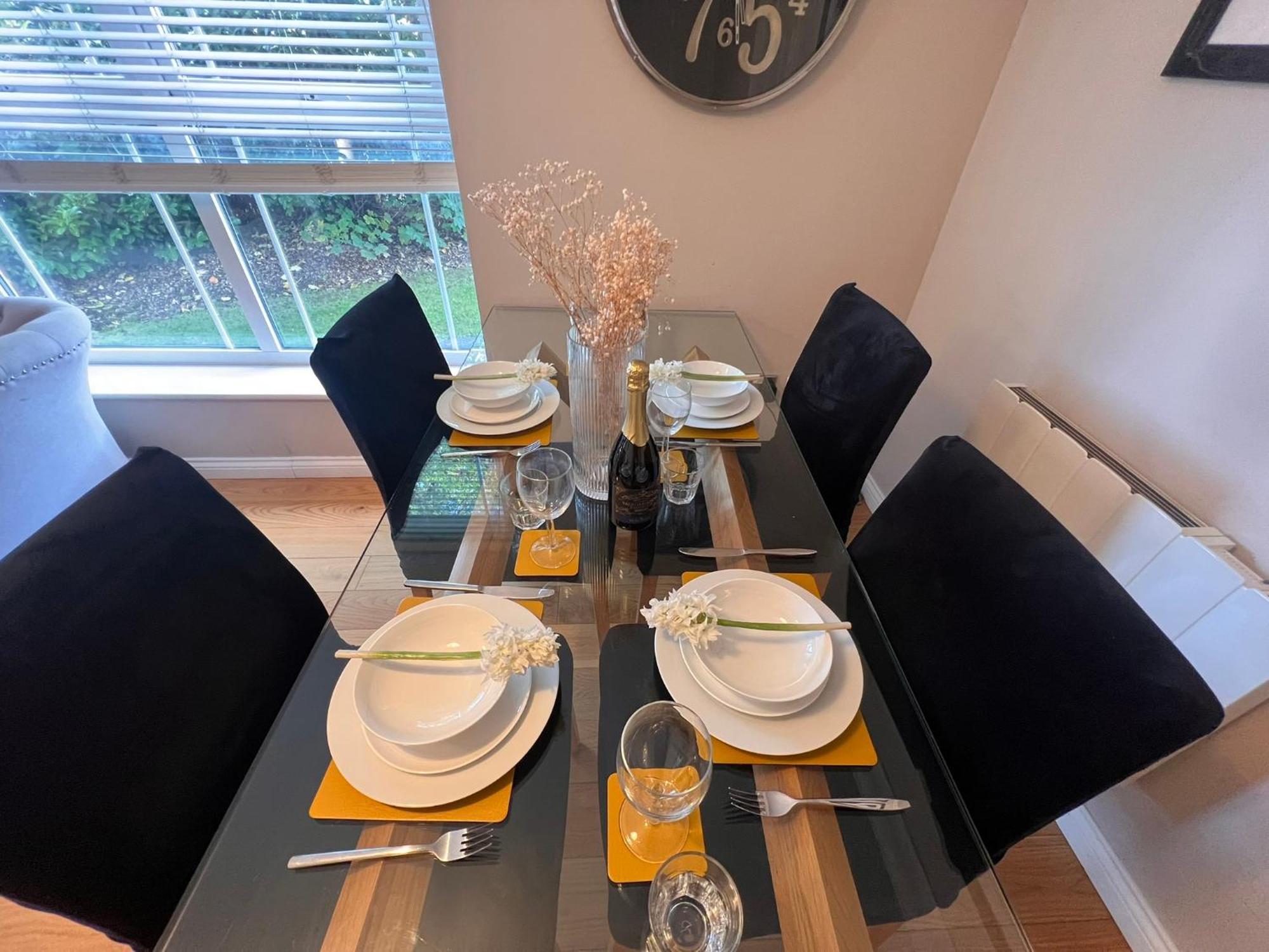 Apartment 2 Bed 2 Bath Windsor Apartment & Parking 15Cc
