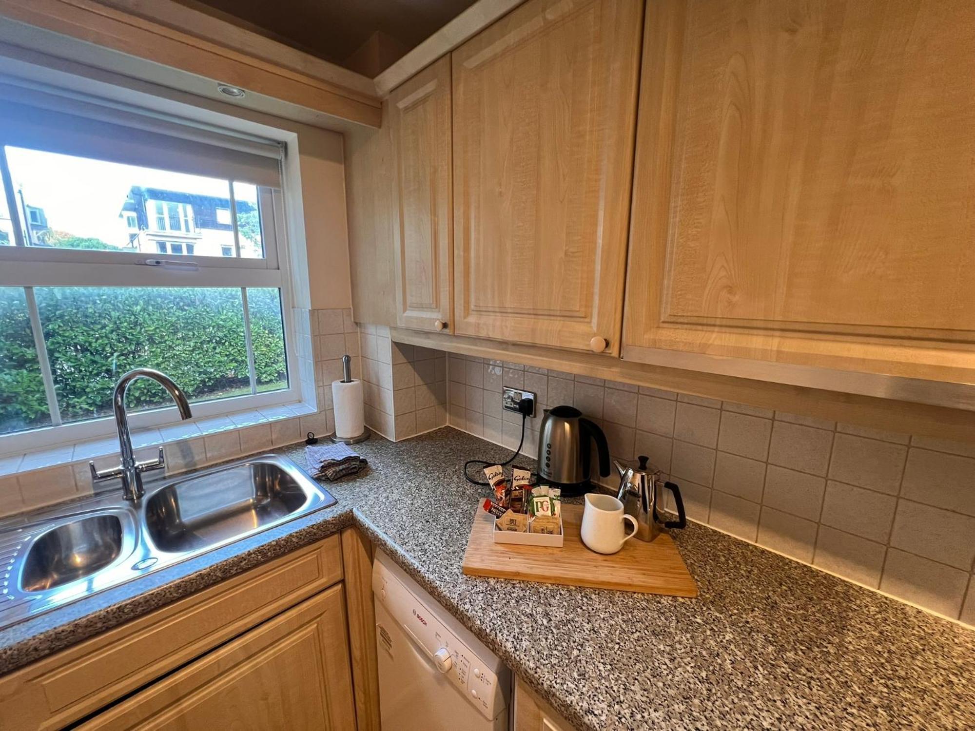 Apartment 2 Bed 2 Bath Windsor Apartment & Parking 15Cc Windsor