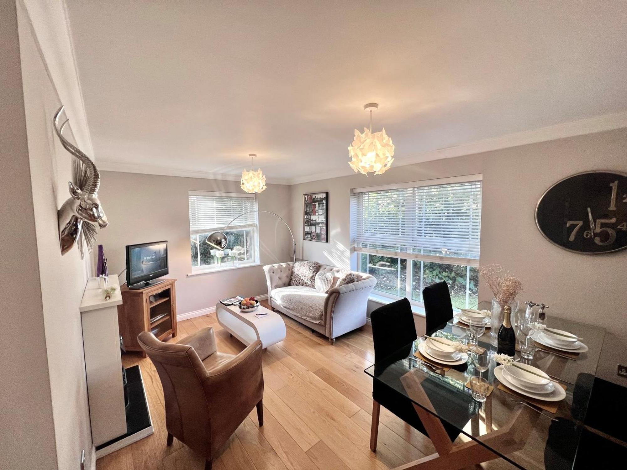 2 Bed 2 Bath Windsor Apartment & Parking 15Cc *