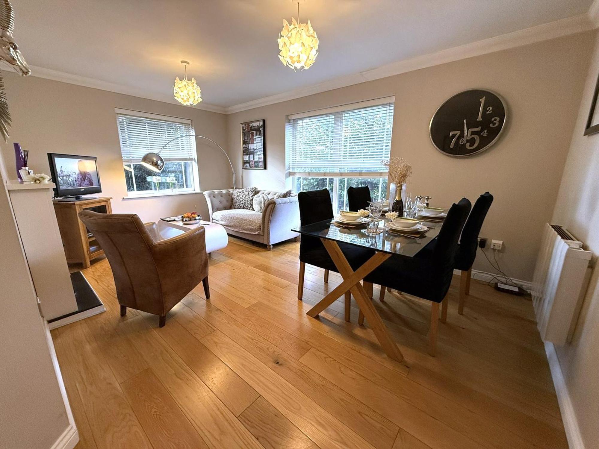 2 Bed 2 Bath Windsor Apartment & Parking 15Cc Windsor