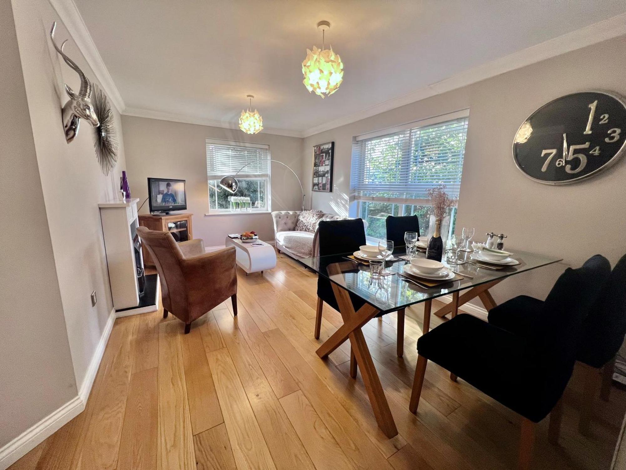 2 Bed 2 Bath Windsor Apartment & Parking 15Cc * Windsor
