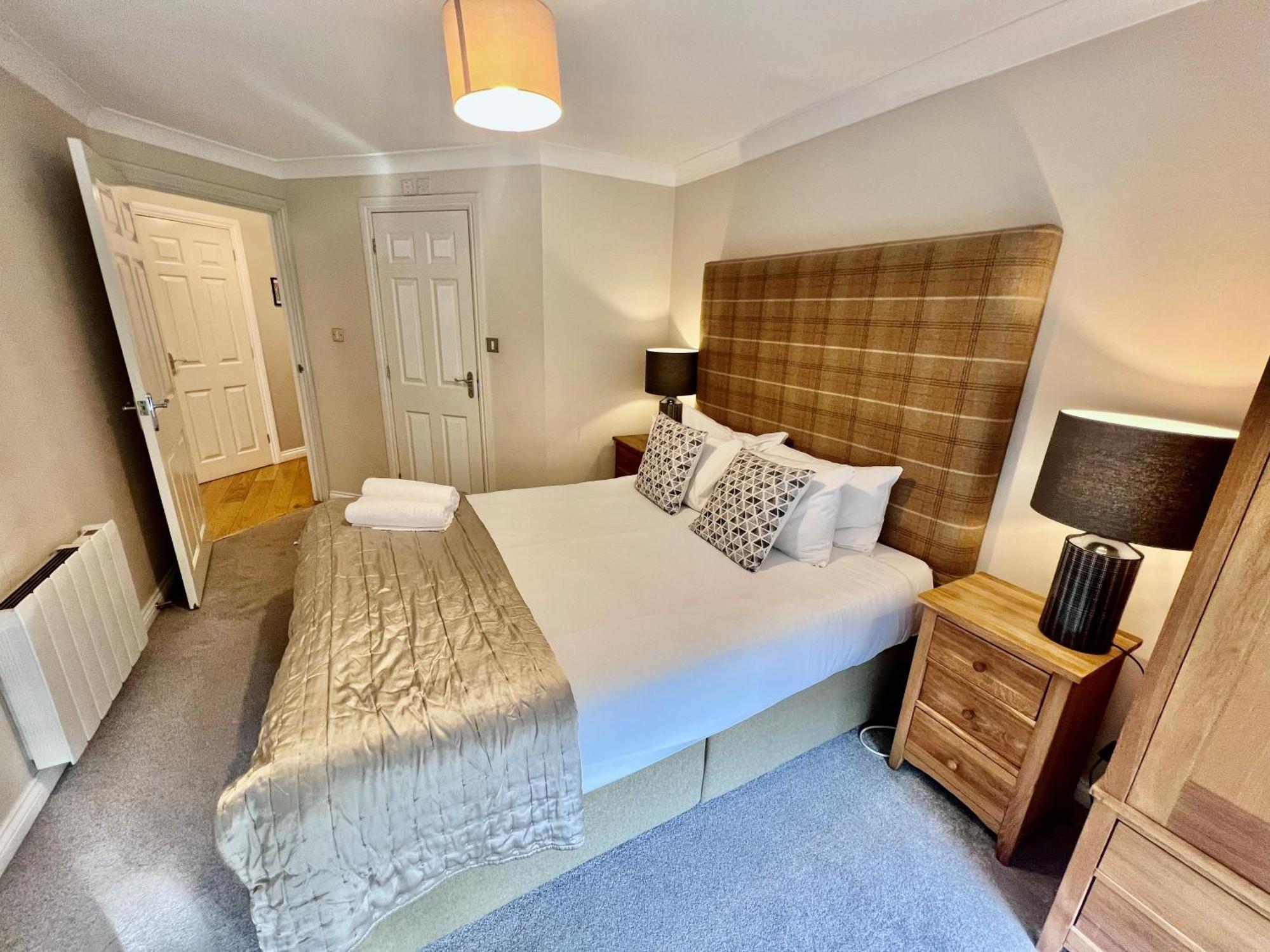 2 Bed 2 Bath Windsor Apartment & Parking 15Cc Apartment