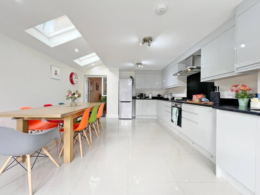 Luxury 5 Bed Home, Parking, Private Garden - Castle View, Legoland, Ascot, Heathrow Airport