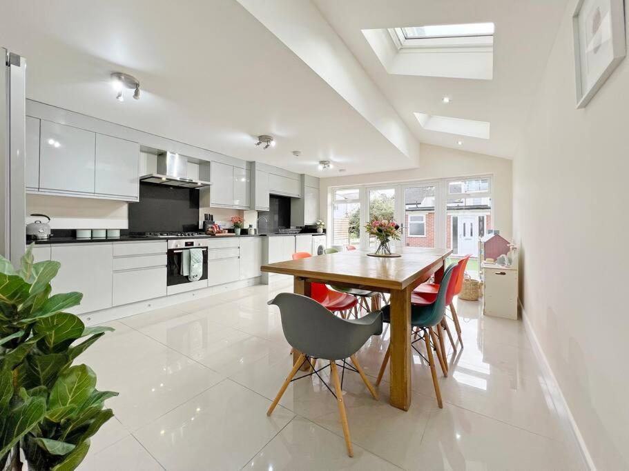 Apartment Luxury 5 Bed Home, Parking, Private Garden - Castle View, Legoland, Ascot, Heathrow Airport
