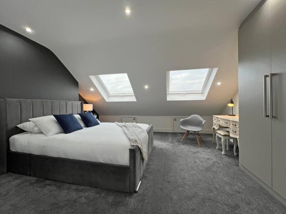 Luxury 5 Bed Home, Parking, Private Garden - Castle View, Legoland, Ascot, Heathrow Airport Apartment *