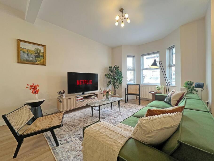 Luxury 5 Bed Home, Parking, Private Garden - Castle View, Legoland, Ascot, Heathrow Airport Apartment Windsor