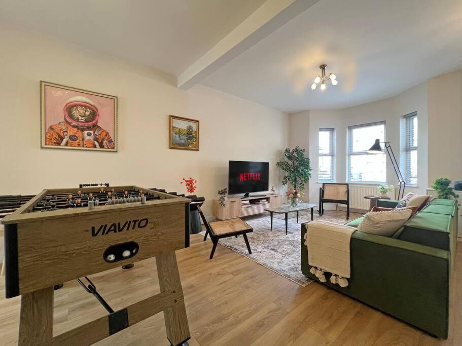 Luxury 5 Bed Home, Parking, Private Garden - Castle View, Legoland, Ascot, Heathrow Airport Windsor