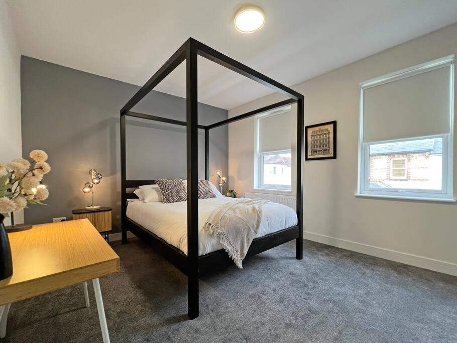 Luxury 5 Bed Home, Parking, Private Garden - Castle View, Legoland, Ascot, Heathrow Airport