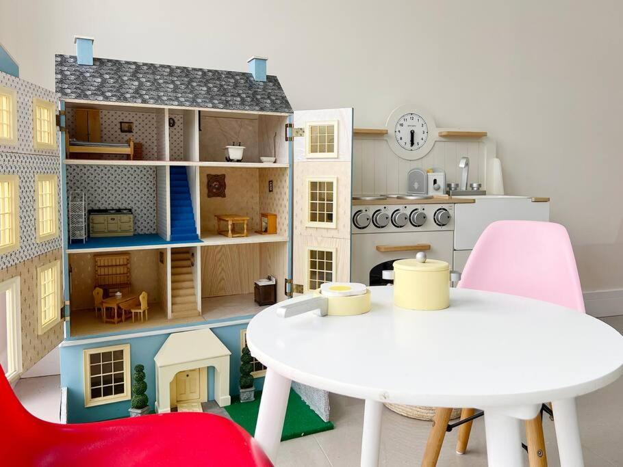 Luxury 5 Bed Home, Parking, Private Garden - Castle View, Legoland, Ascot, Heathrow Airport Apartment
