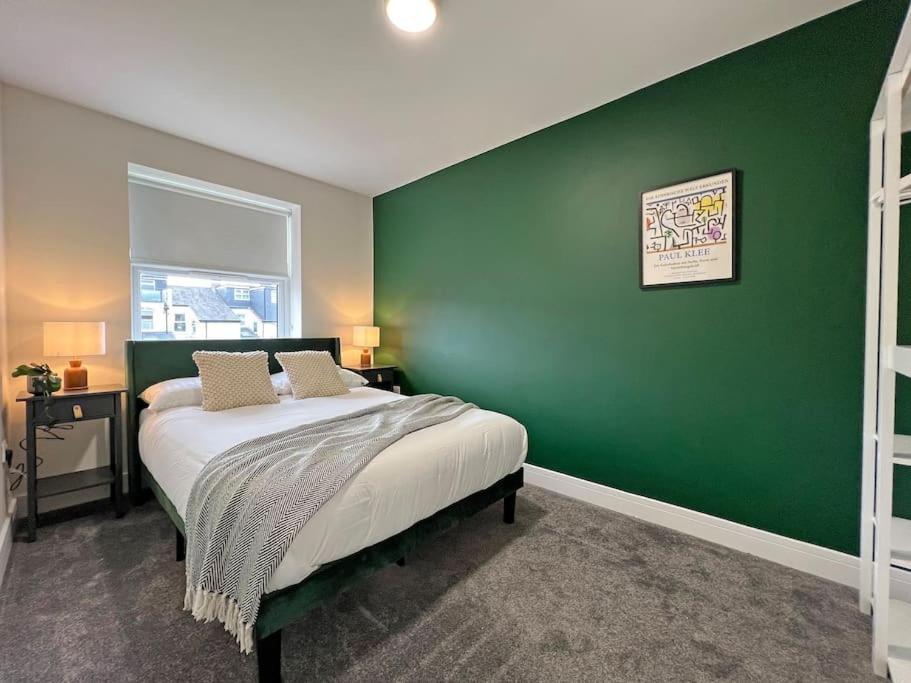 Luxury 5 Bed Home, Parking, Private Garden - Castle View, Legoland, Ascot, Heathrow Airport * Windsor