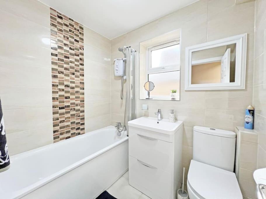 Apartment Luxury 5 Bed Home, Parking, Private Garden - Castle View, Legoland, Ascot, Heathrow Airport Windsor