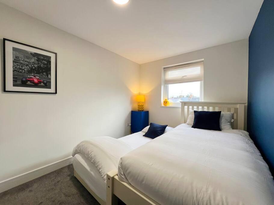 Luxury 5 Bed Home, Parking, Private Garden - Castle View, Legoland, Ascot, Heathrow Airport Windsor