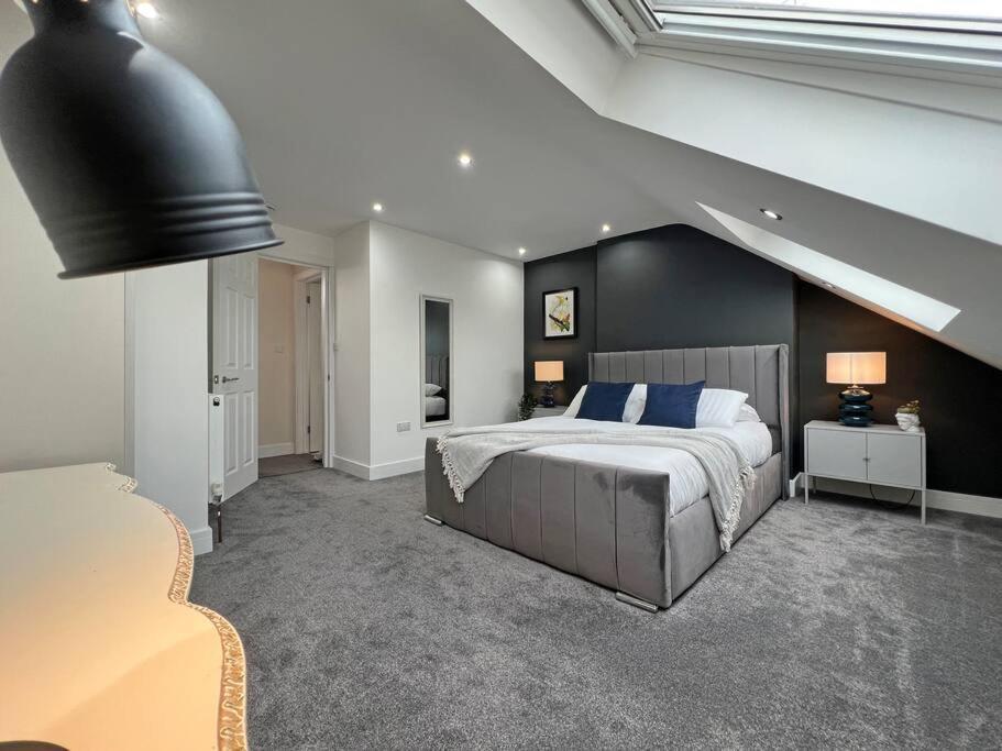 Luxury 5 Bed Home, Parking, Private Garden - Castle View, Legoland, Ascot, Heathrow Airport Apartment