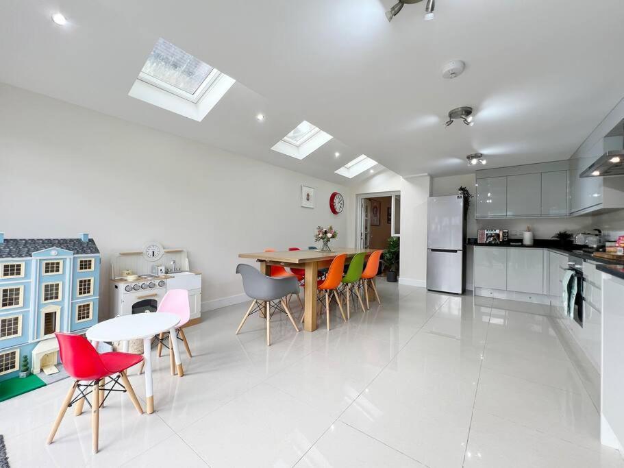 Apartment Luxury 5 Bed Home, Parking, Private Garden - Castle View, Legoland, Ascot, Heathrow Airport