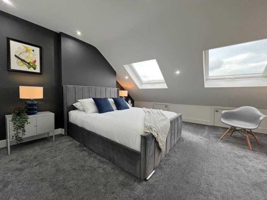 Luxury 5 Bed Home, Parking, Private Garden - Castle View, Legoland, Ascot, Heathrow Airport Apartment