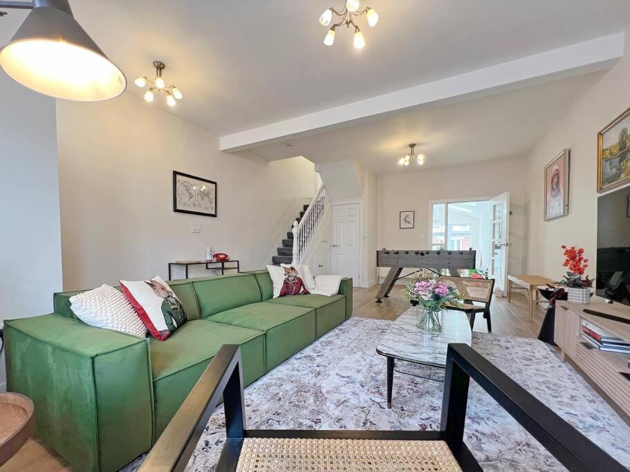 Luxury 5 Bed Home, Parking, Private Garden - Castle View, Legoland, Ascot, Heathrow Airport Apartment *