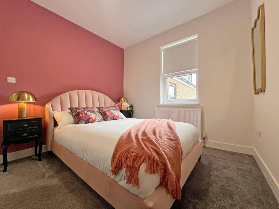 Luxury 5 Bed Home, Parking, Private Garden - Castle View, Legoland, Ascot, Heathrow Airport *