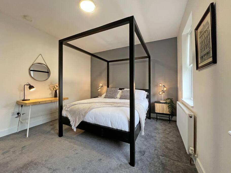 Luxury 5 Bed Home, Parking, Private Garden - Castle View, Legoland, Ascot, Heathrow Airport Windsor