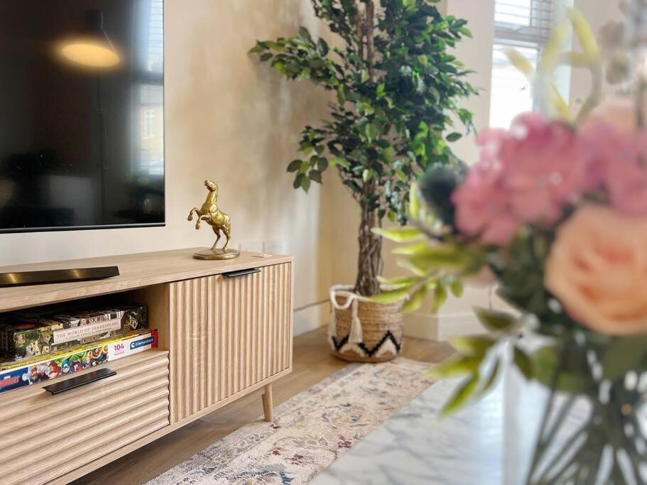 Luxury 5 Bed Home, Parking, Private Garden - Castle View, Legoland, Ascot, Heathrow Airport