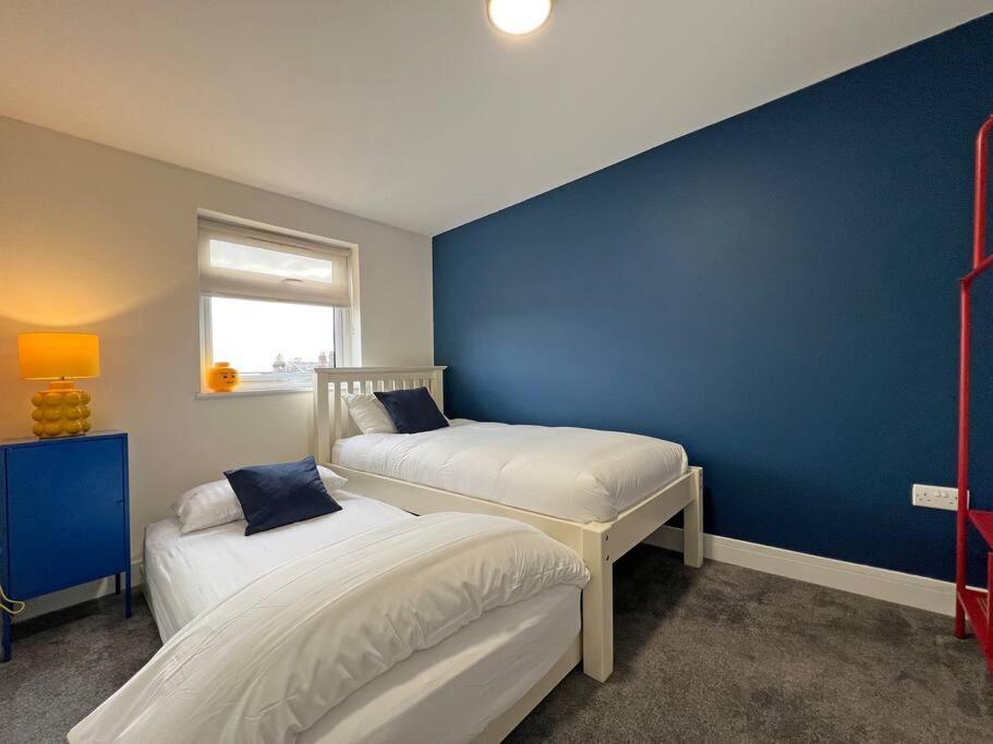 Luxury 5 Bed Home, Parking, Private Garden - Castle View, Legoland, Ascot, Heathrow Airport Apartment *