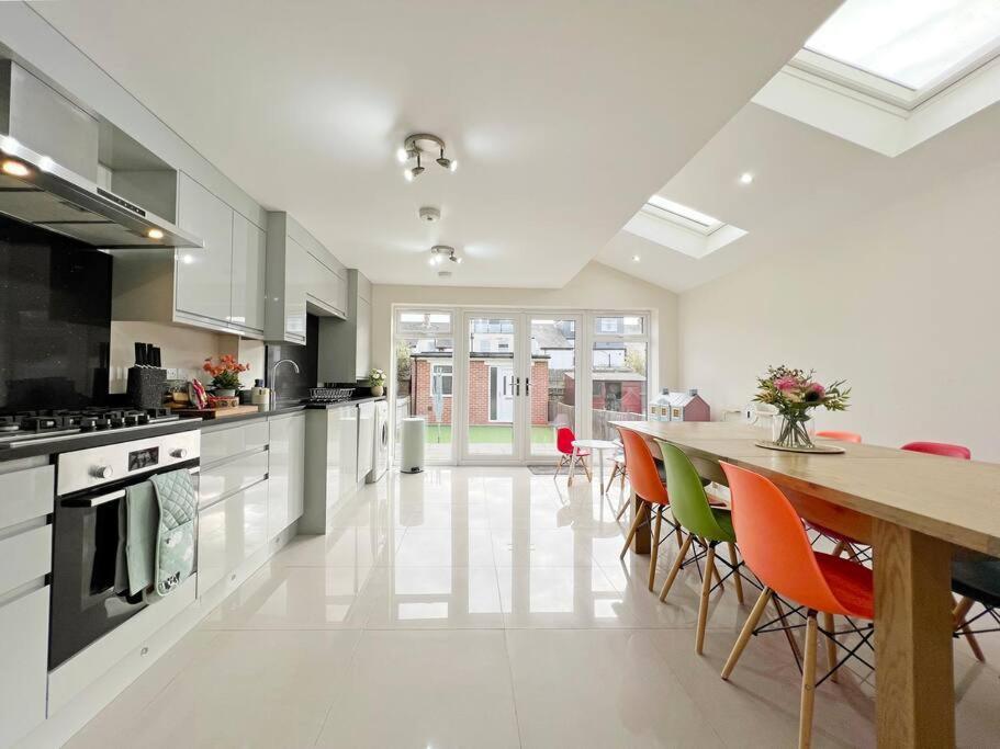 Luxury 5 Bed Home, Parking, Private Garden - Castle View, Legoland, Ascot, Heathrow Airport Apartment