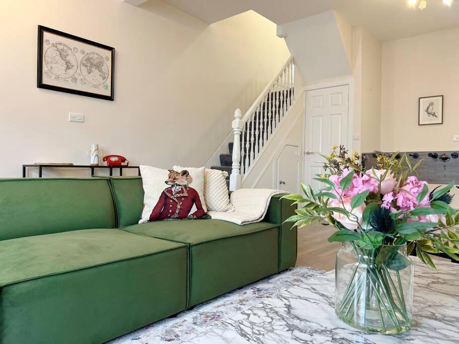Apartment Luxury 5 Bed Home, Parking, Private Garden - Castle View, Legoland, Ascot, Heathrow Airport