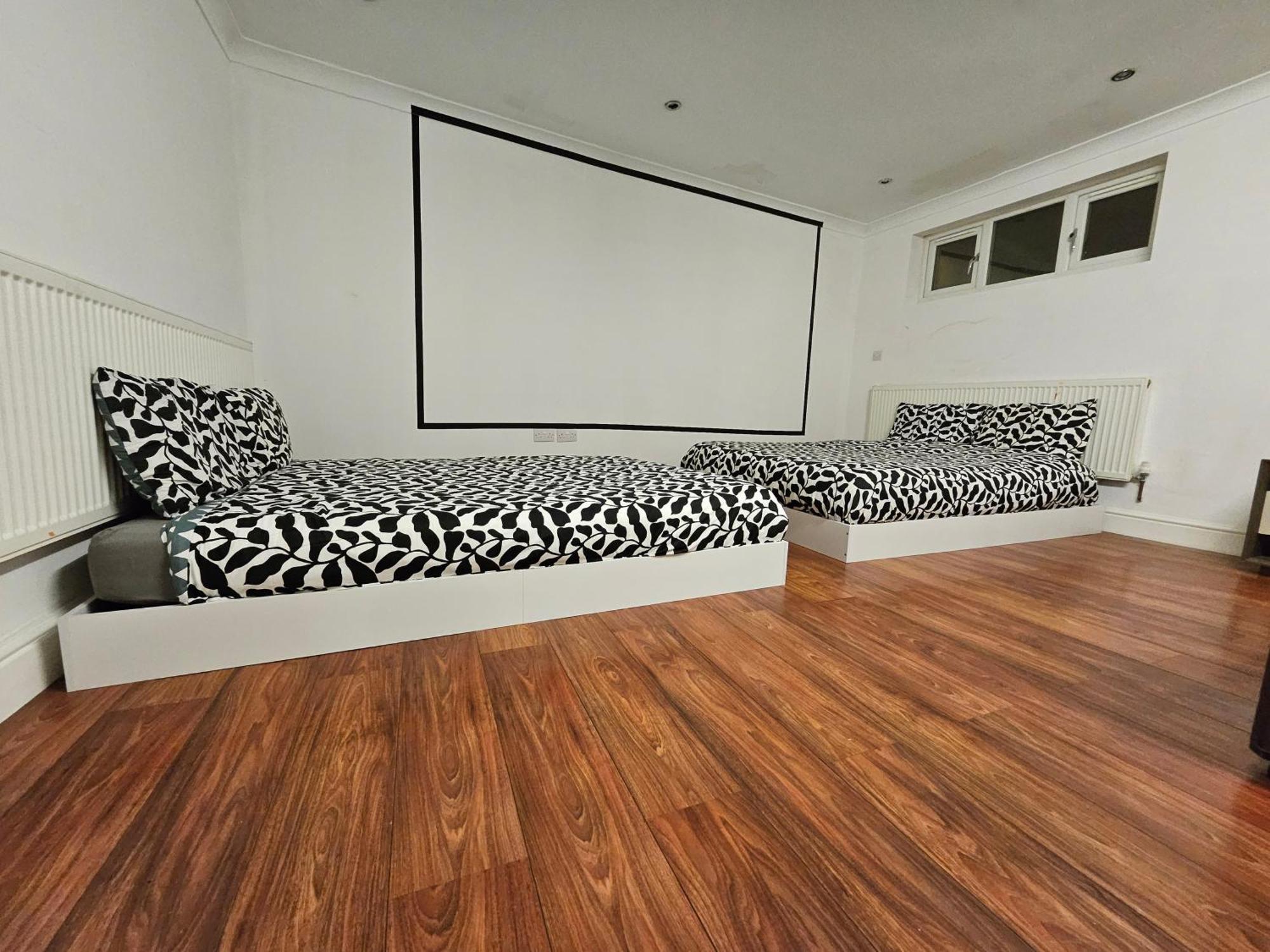 Annexe Pool Table Air Hockey Table Tennis Movie Chalet *