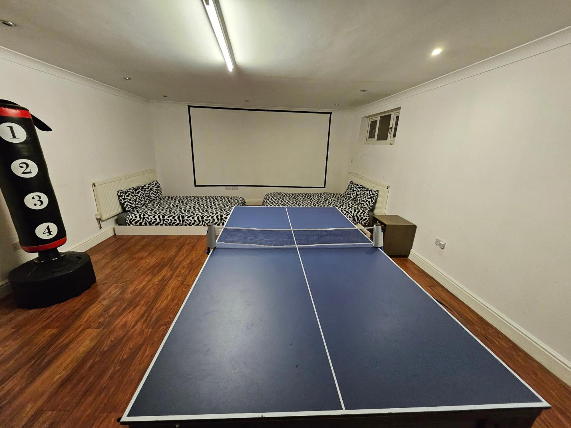 Chalet Annexe Pool Table Air Hockey Table Tennis Movie *