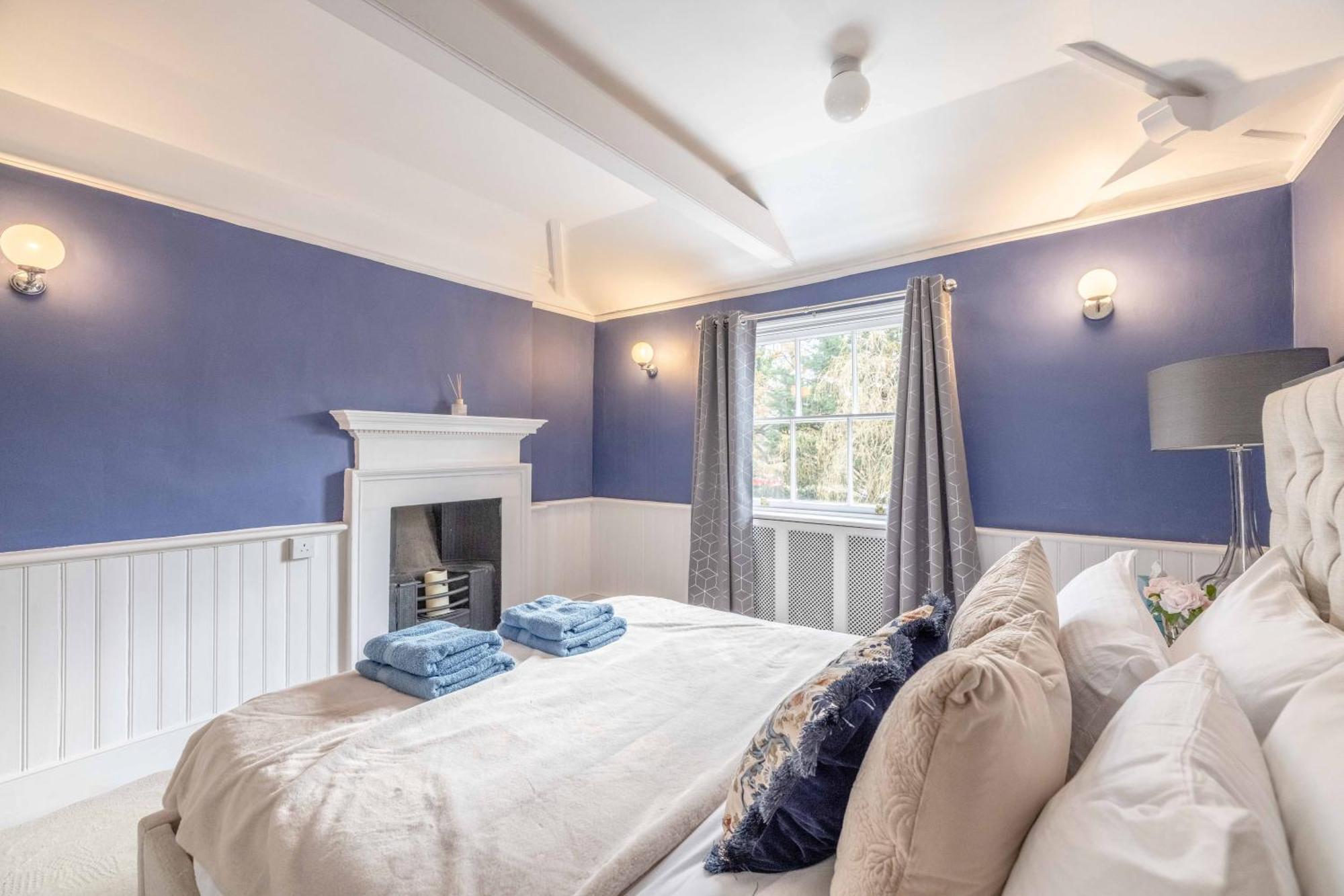 Vip Guard Views! 2 Bed Steps From Castle
