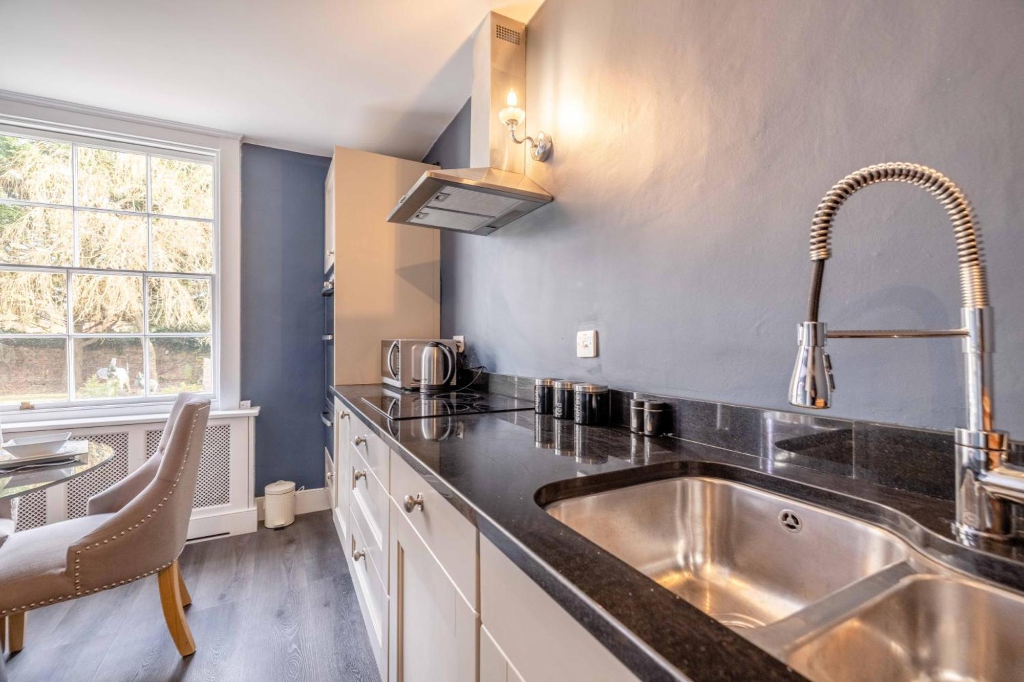 Holiday home Vip Guard Views! 2 Bed Steps From Castle Windsor
