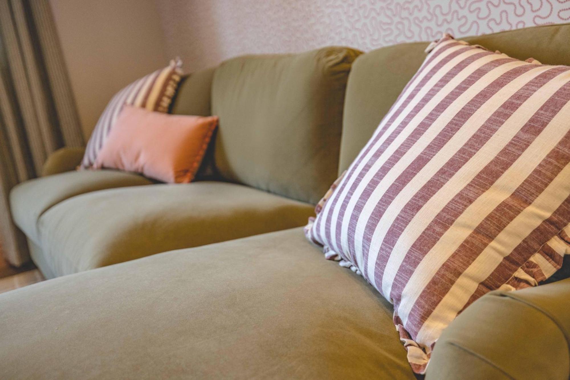 Garden Flat - 2 Bed 2 Bath - Allocated Parking Apartment *