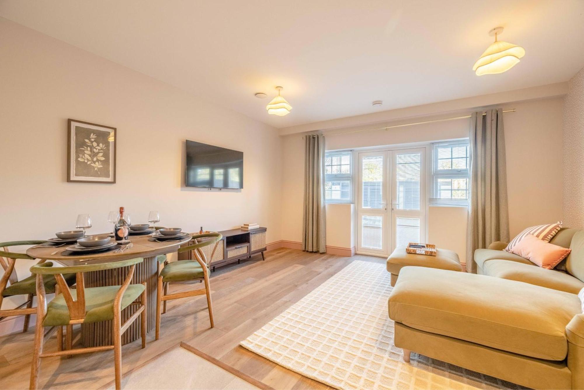 Apartment Garden Flat - 2 Bed 2 Bath - Allocated Parking Windsor