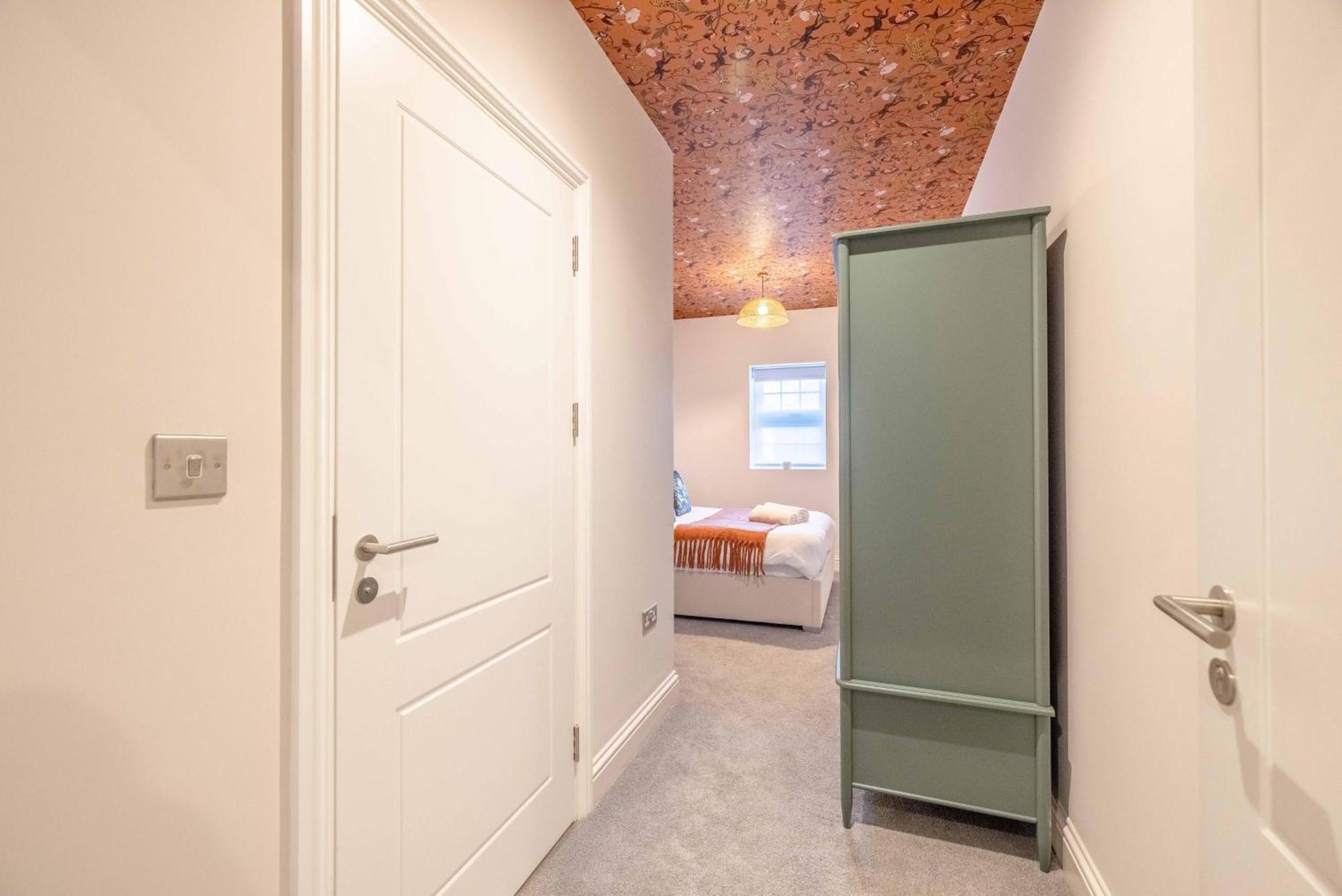 Garden Flat - 2 Bed 2 Bath - Allocated Parking *
