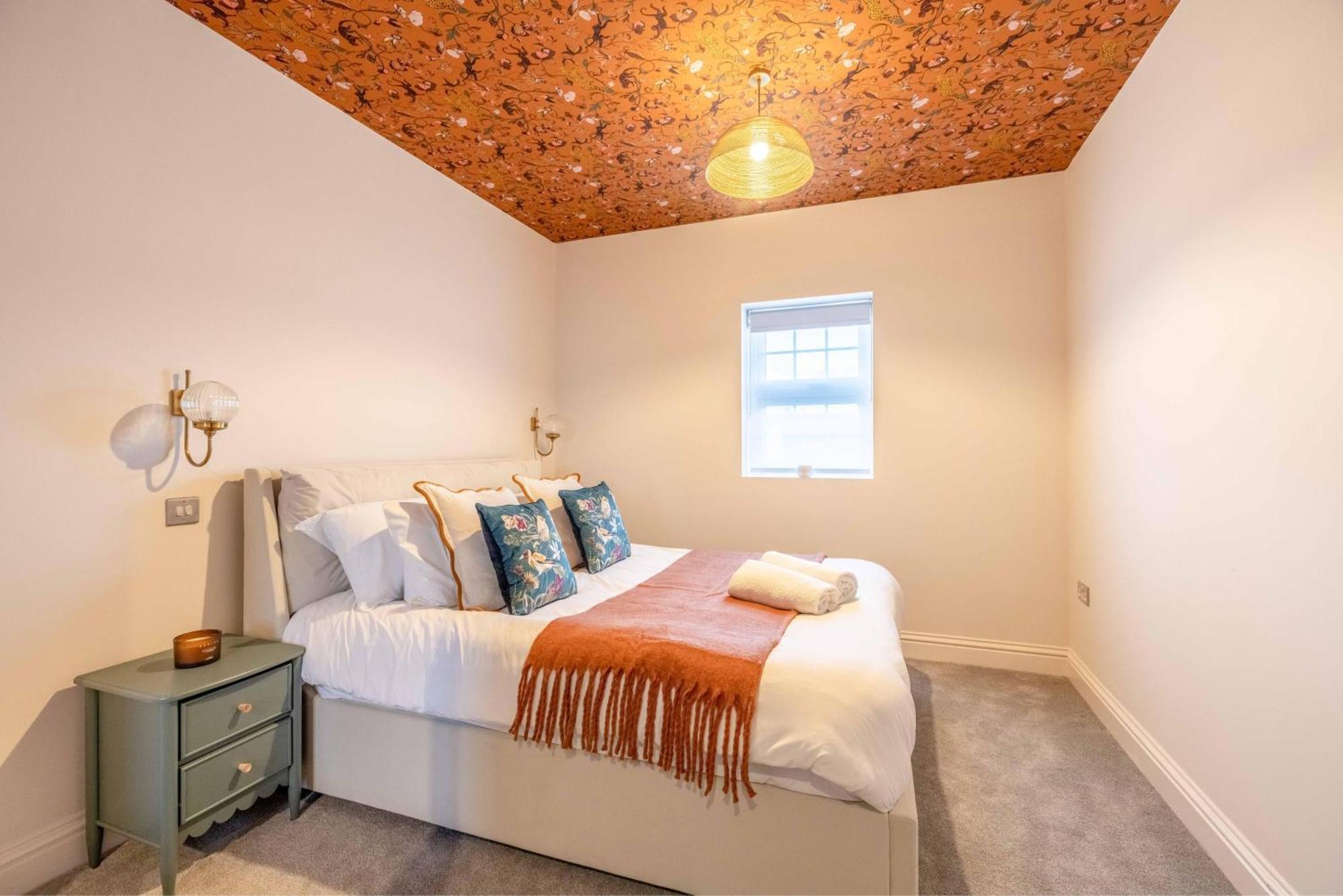 Apartment Garden Flat - 2 Bed 2 Bath - Allocated Parking *