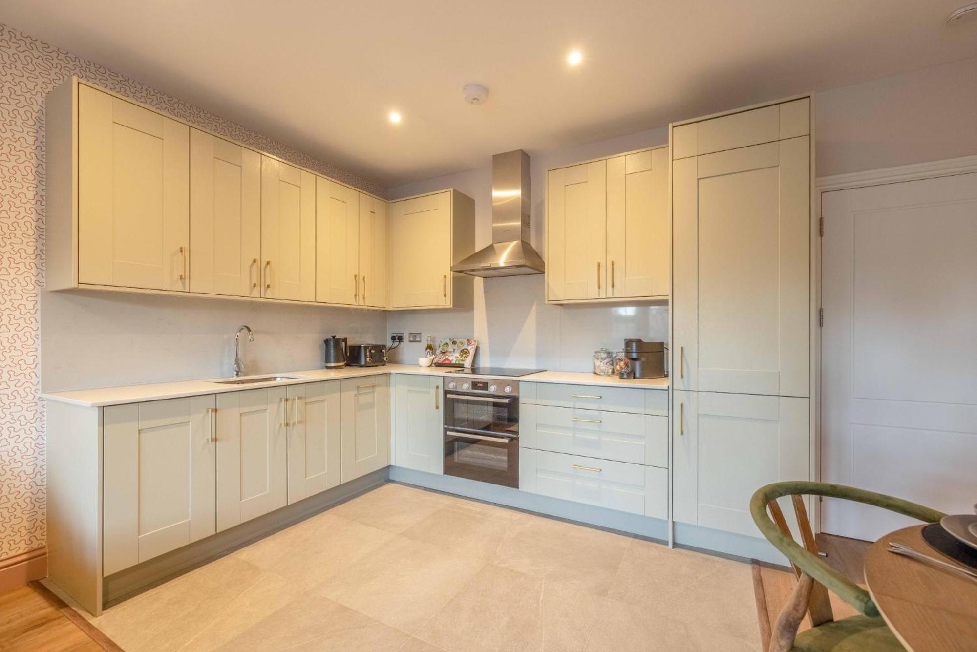 Garden Flat - 2 Bed 2 Bath - Allocated Parking Windsor