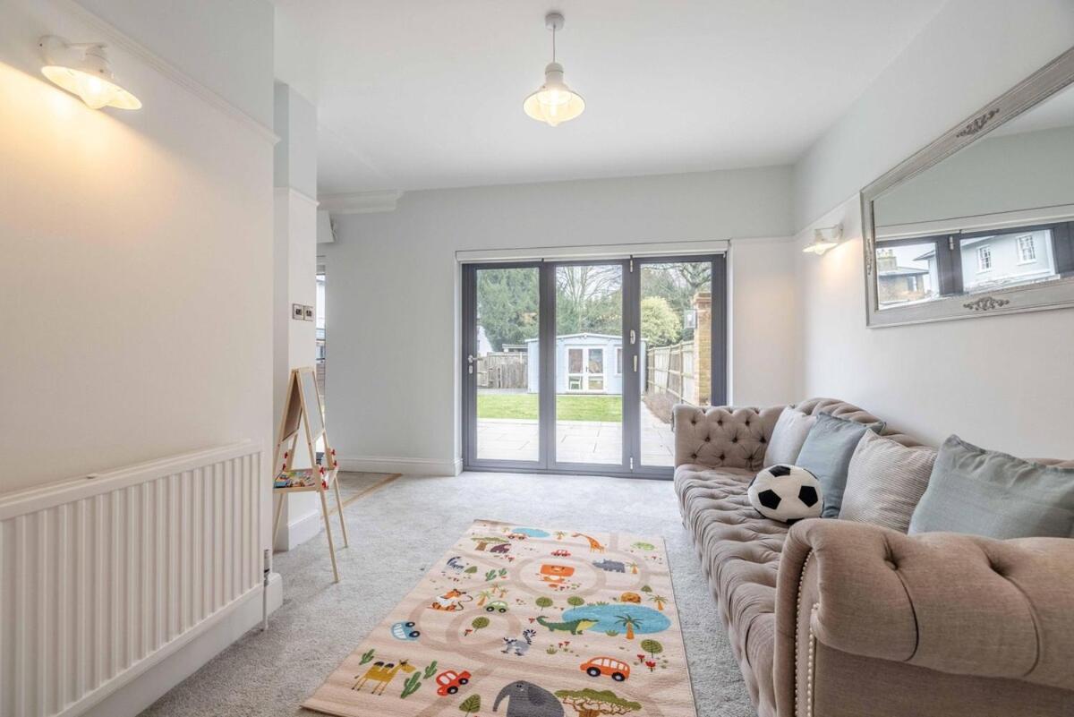 Holiday home Spacious 5br Home, Parking, Walk To *
