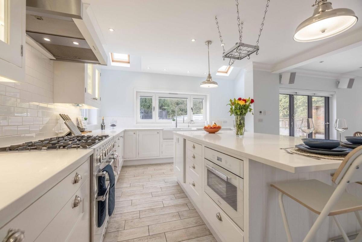 Holiday home Spacious 5br Home, Parking, Walk To Windsor